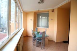 Апартаменты Be My Guest - Apartments for trips Киев Улучшенные апартаменты с 3 спальнями - ул. Шота Руставели, 20Б-9